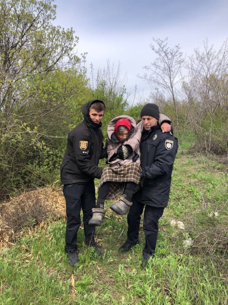Літня жінка з Білгород-Дністровського району кілька діб пролежала в лісосмузі: стареньку вчасно знайшли поліцейські