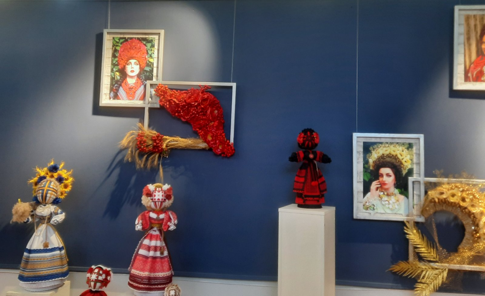 Хранительница украинских традиций из Аккермана, которая создает уникальные куклы-мотанки: фоторепортаж по открытию первой персональной арт-выставки Виолеты Молодецкой