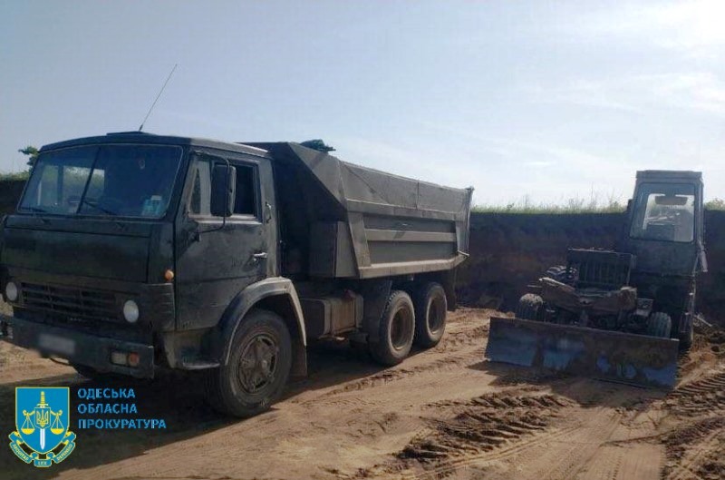 На Одещині правоохоронці прикрили величезний нелегальний кар'єр, де незаконно видобували пісок