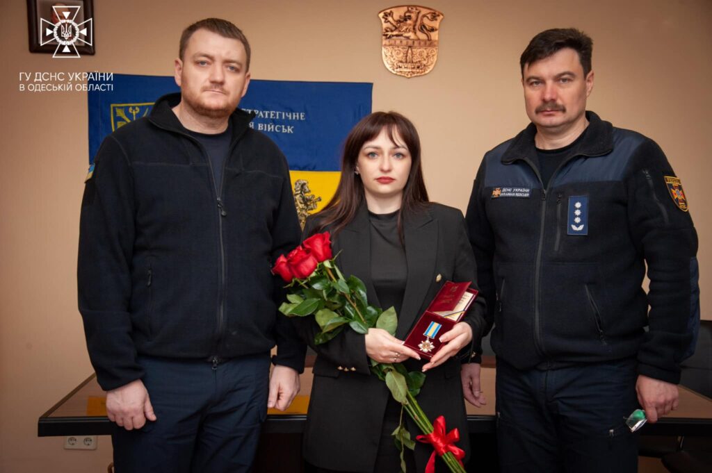 Жене пиротехника из Татарбунарщины, погибшем во время разминирования в Николаевской области, вручили государственную награду