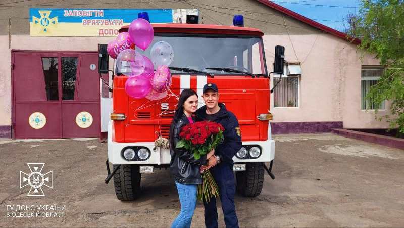 Пожарная романтика: спасатель из Татарбунара красиво признался любимой на своем рабочем месте