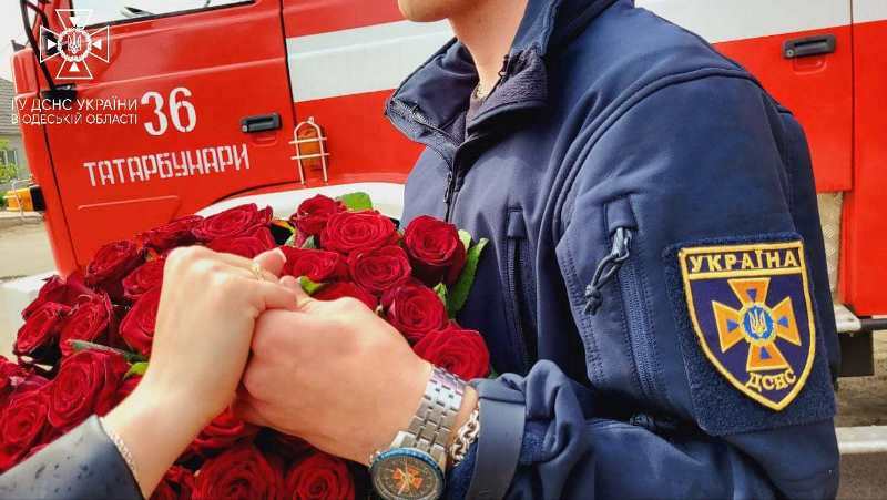 Пожежна романтика: рятувальник з Татарбунар красиво освідчився коханій на своєму робочому місці