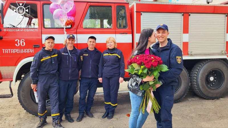 Пожежна романтика: рятувальник з Татарбунар красиво освідчився коханій на своєму робочому місці