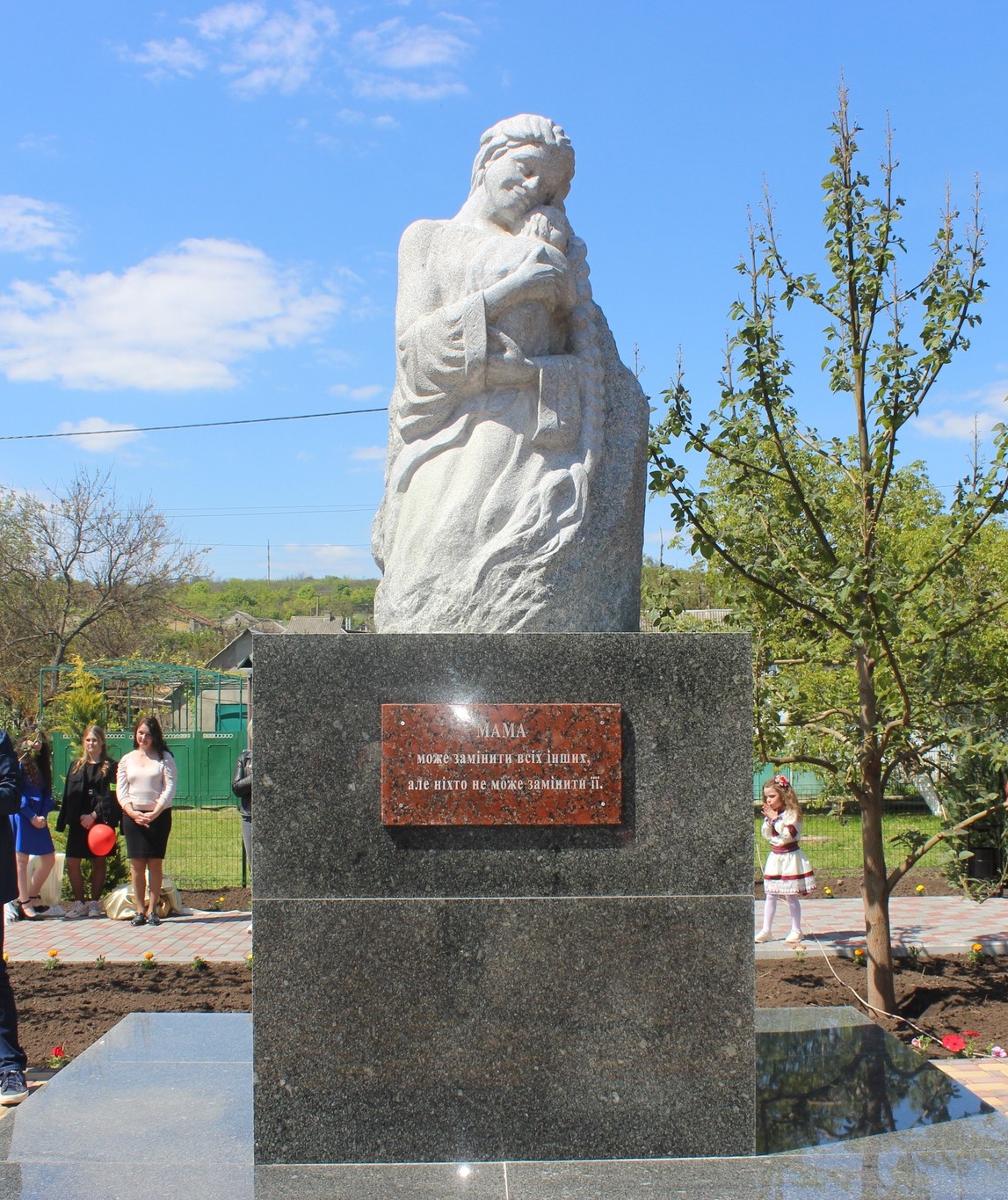 В Одеській області з'явилися пам'ятник та сквер на честь Мами