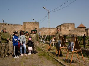 Не вигадані моменти, а реальні миттєвості життя прикордонників: біля Аккерманської фортеці відбулася фотовиставка «Нескорений Південь»