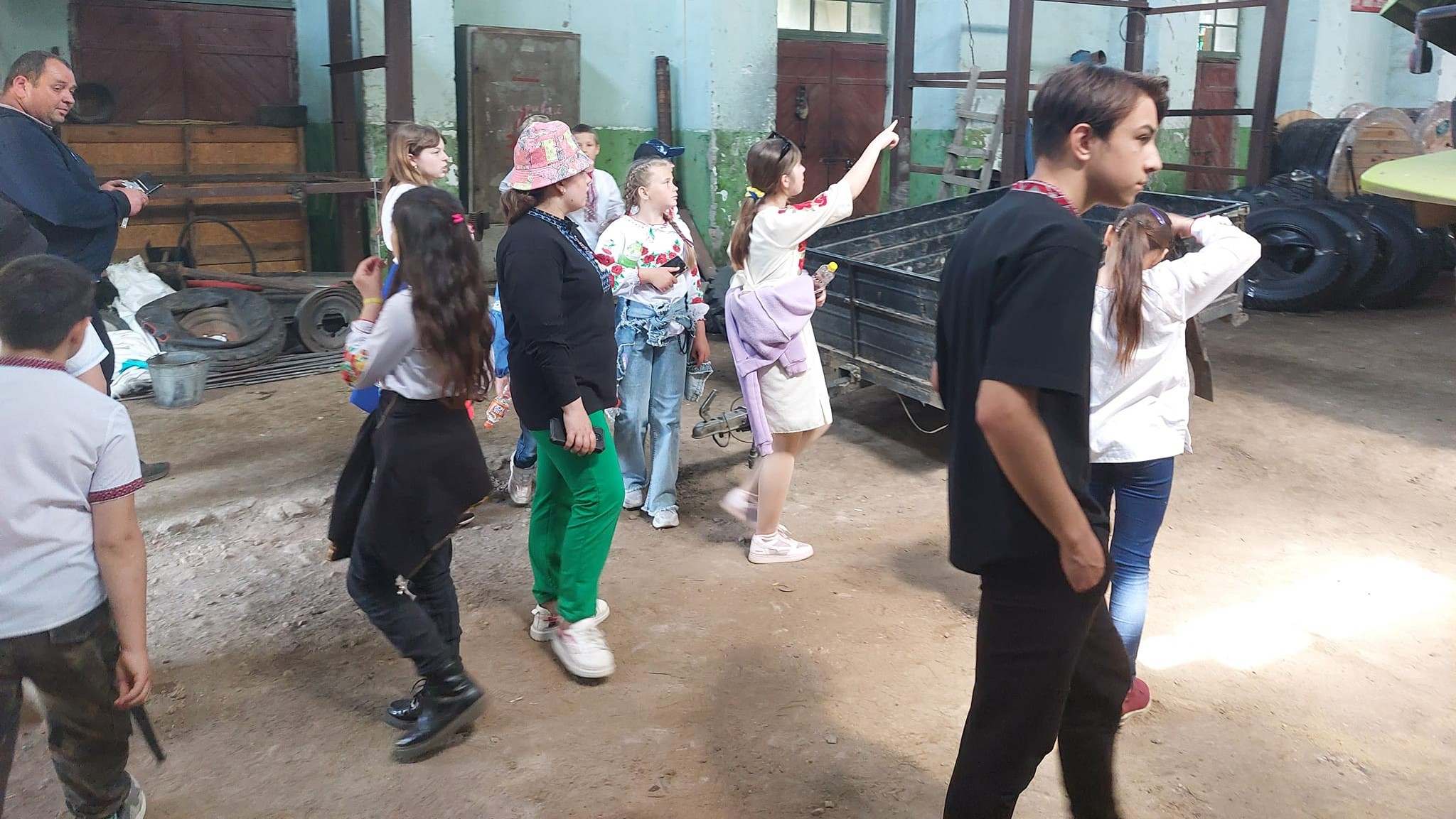 Изучали технику безопасности не за партами: учащиеся Семеновской гимназии побывали на сельскохозяйственном предприятии