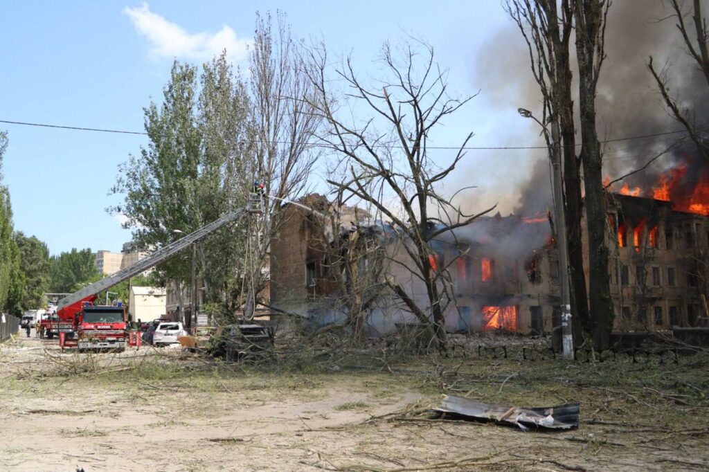 Россияне ударили ракетами по поликлинике в Днепре: есть пострадавшие и погибшие (обновляется)