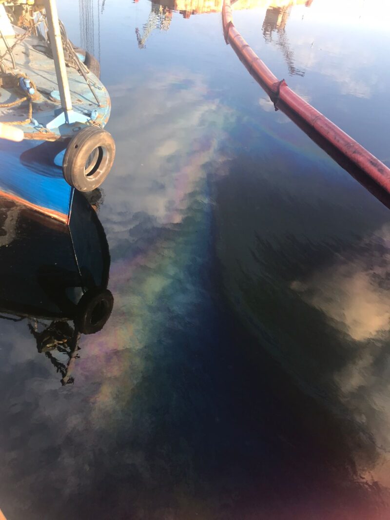 Перевищення вмісту нафтопродуктів у воді - в 70 разів: на Одещині судно забруднило Сухий лиман