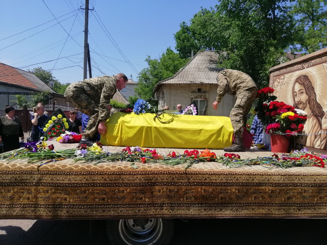 На коленях Саратская община провела своего Героя: прощались с погибшим Защитником Романом Кузьминым