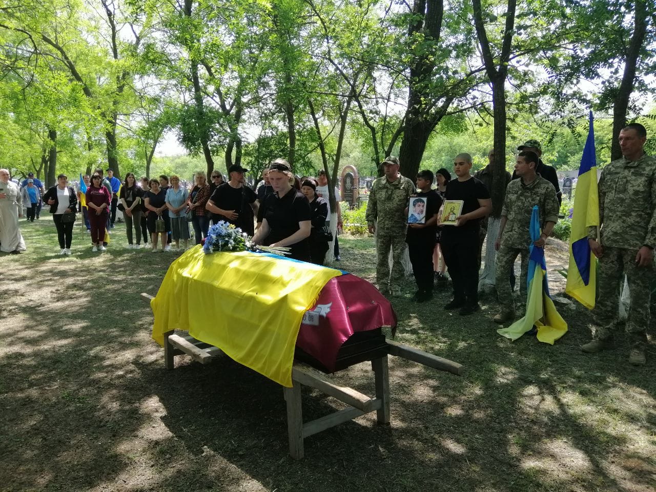 На коленях Саратская община провела своего Героя: прощались с погибшим Защитником Романом Кузьминым