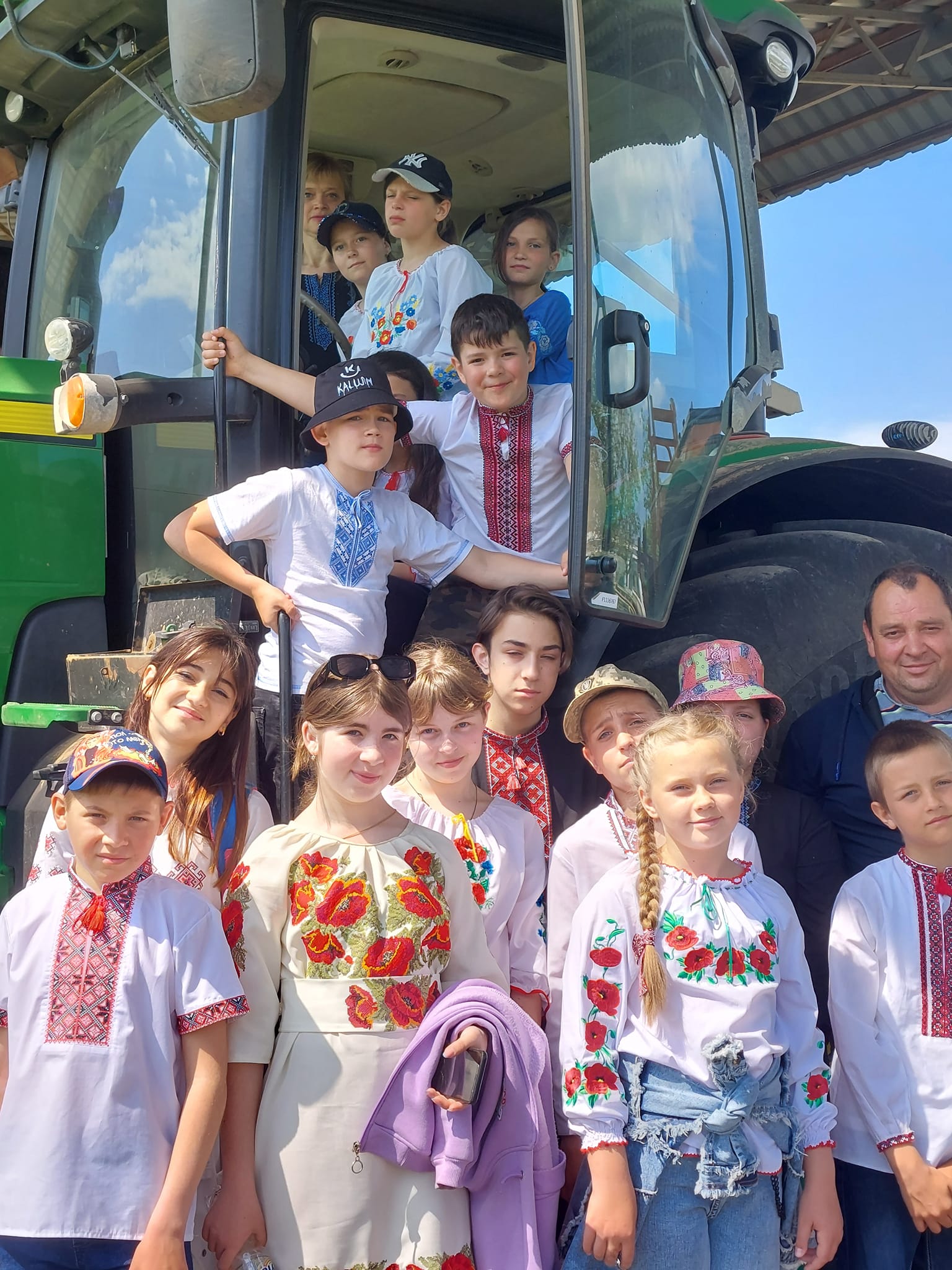 Вивчали техніку безпеки не за партами: учні Семенівської гімназії побували на сільськогосподарському підприємстві