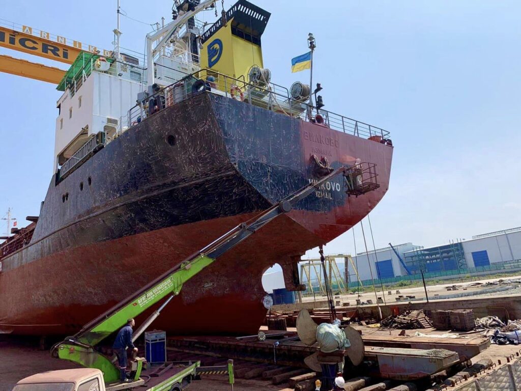 В УДП показали, как идет ремонт морского сухогруза «Вилково»