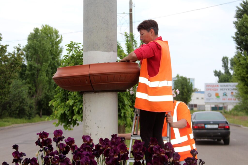 Въезд в Белгород-Днестровский украсили разноцветными цветами