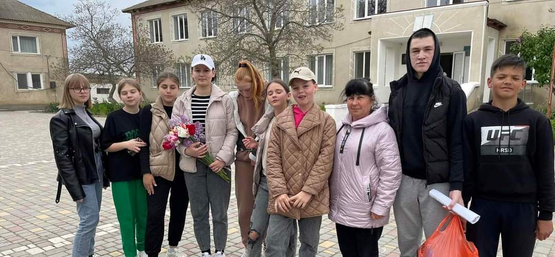 В Білгород-Дністровському районі діти навідали ветерана, який тепер чекає з фронту онука, названого на його честь
