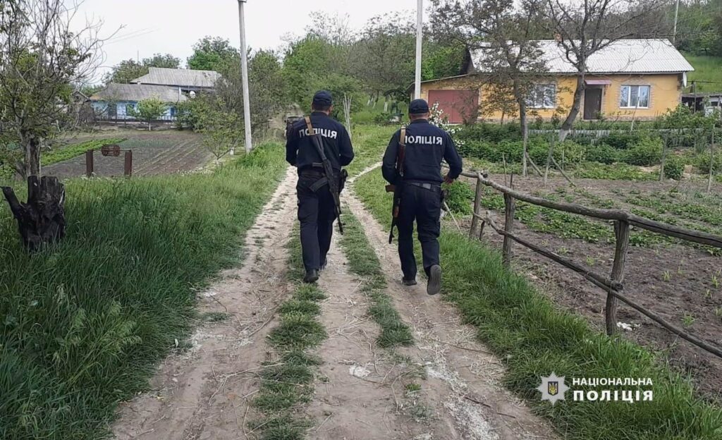 Застряг у болоті й не міг покликати на допомогу: на Одещині відшукали зниклого чотирирічного хлопчика