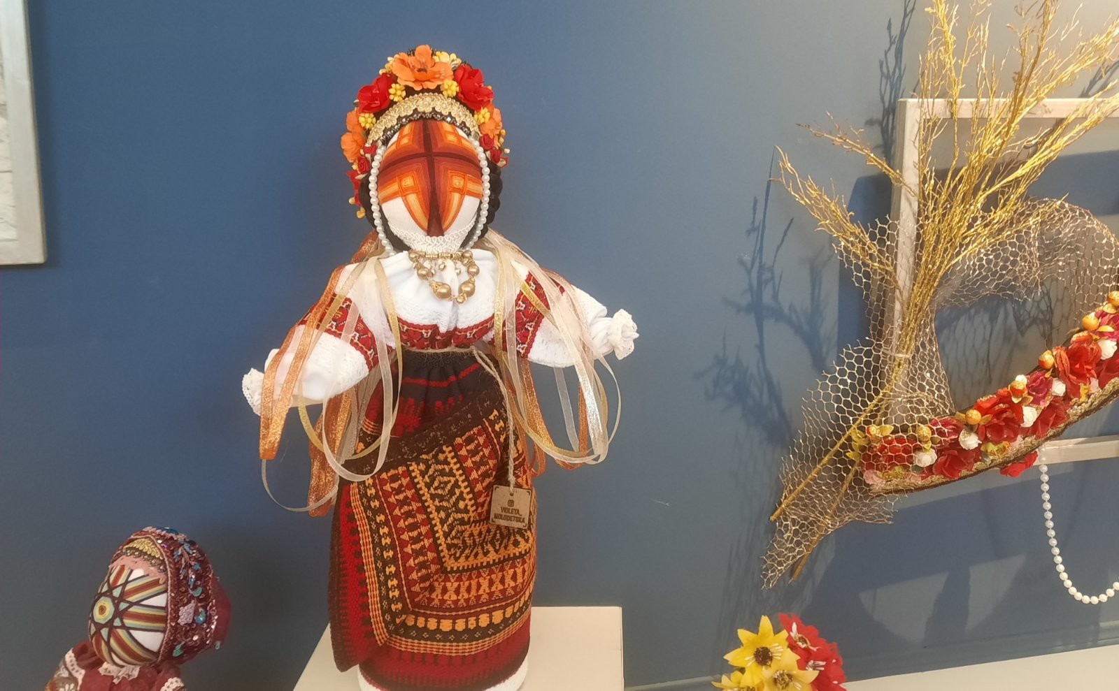Хранительница украинских традиций из Аккермана, которая создает уникальные куклы-мотанки: фоторепортаж по открытию первой персональной арт-выставки Виолеты Молодецкой