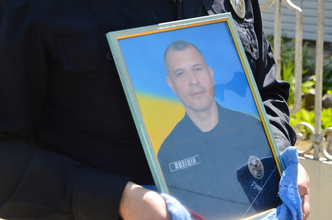 Гроб несли полицейские: в Килии попрощались с погибшим под Бахмутом майором Владимиром Газизовым