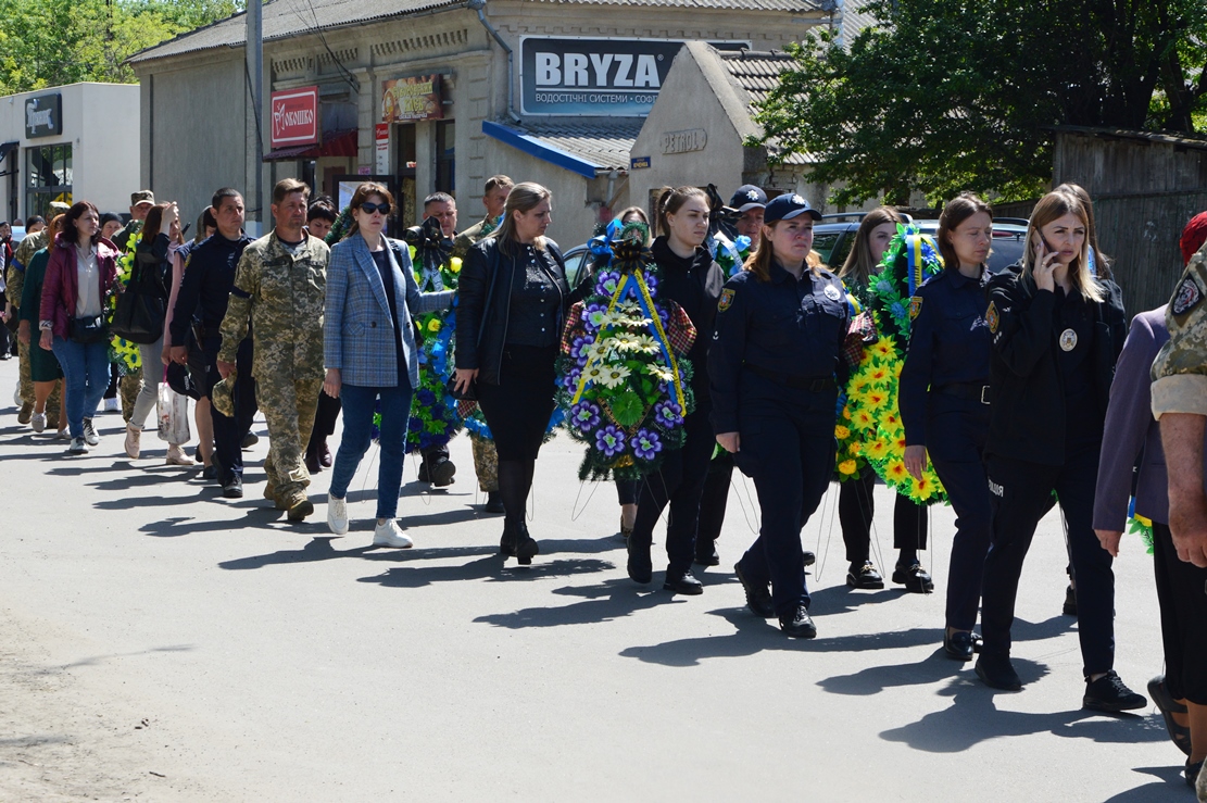 Труну несли поліцейські: в Кілії попрощались з загиблим під Бахмутом майором Володимиром Газізовим