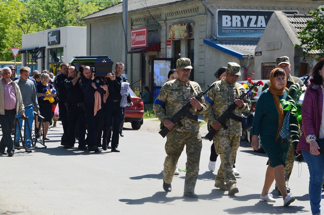 Гроб несли полицейские: в Килии попрощались с погибшим под Бахмутом майором Владимиром Газизовым