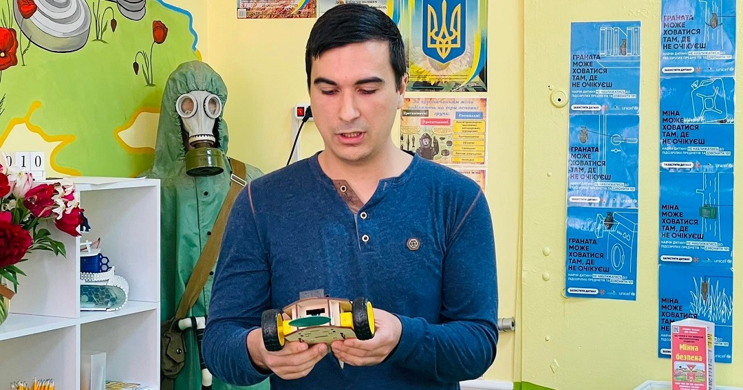 Уникального робота-миноискателя представили на открытии нового «Класса безопасности» в Сафьяновской общине