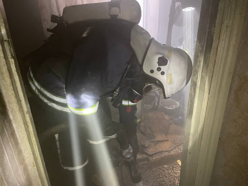 Газовый баллон стоял рядом с очагом пожара: включенный в розетку бойлер чуть не наделал беды в многоэтажке Аккермана