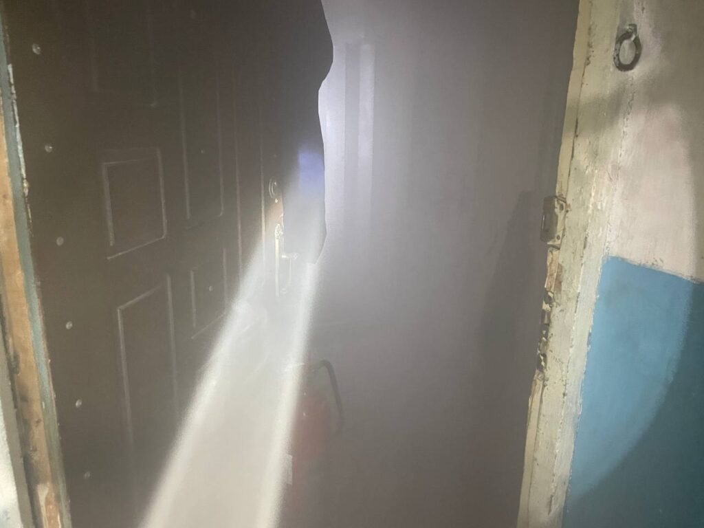 Газовый баллон стоял рядом с очагом пожара: включенный в розетку бойлер чуть не наделал беды в многоэтажке Аккермана
