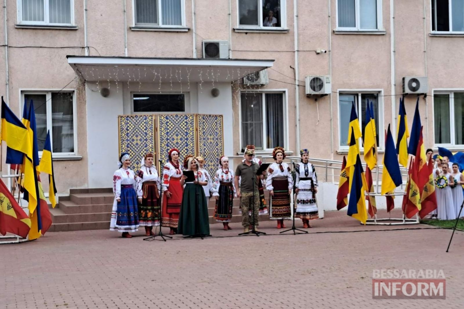 Жовто-блакитна квітка України знову розцвіла в Аккермані: на головній площі міста відзначили День Конституції