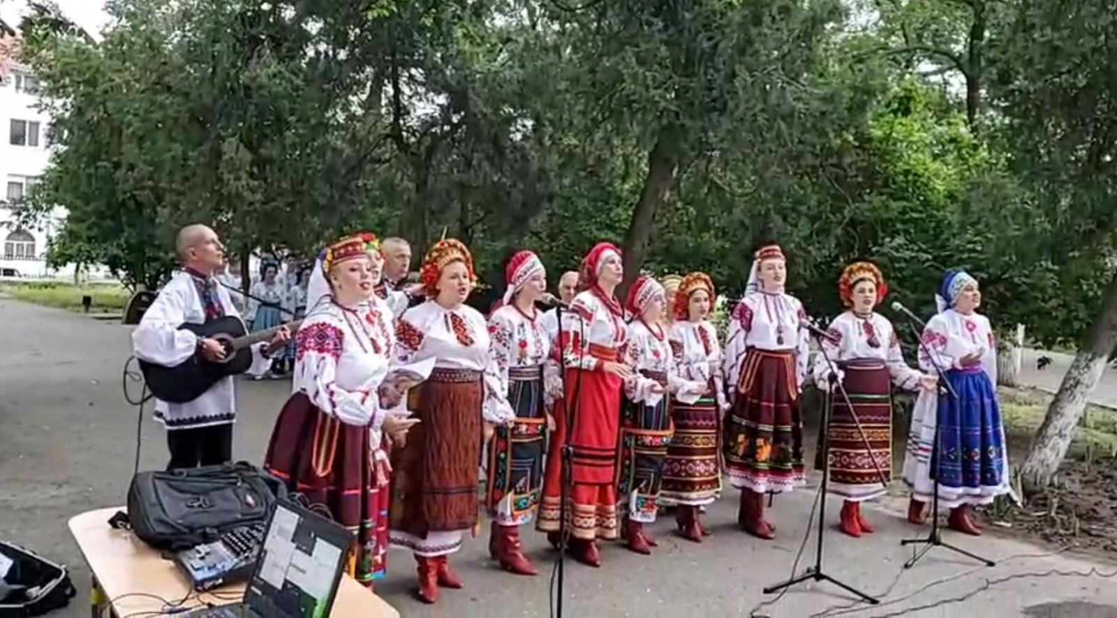 Жовто-блакитна квітка України знову розцвіла в Аккермані: на головній площі міста відзначили День Конституції