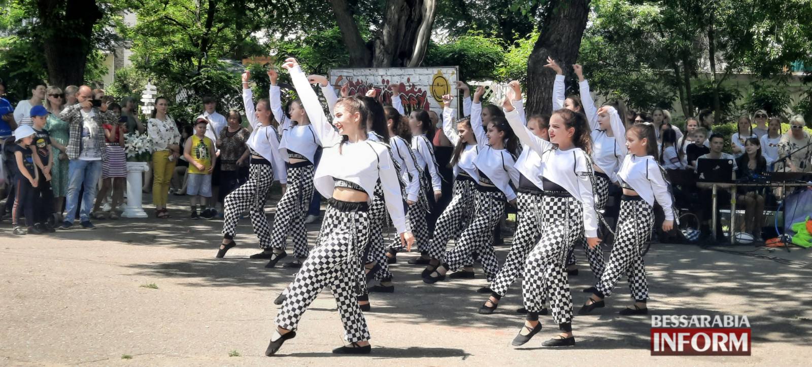 Веселі розваги, солодощі та динамічний концерт: у Михайлівському сквері вітали юних аккерманців