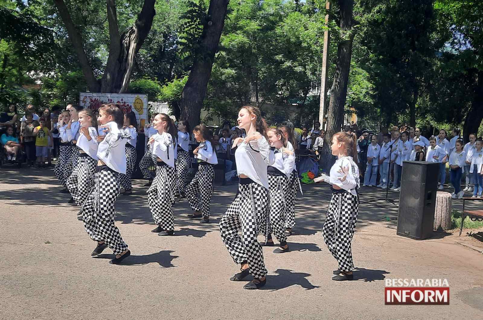 Веселі розваги, солодощі та динамічний концерт: у Михайлівському сквері вітали юних аккерманців