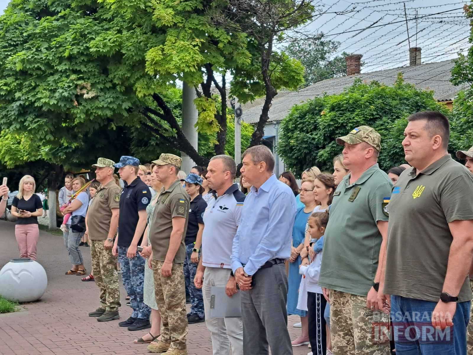 Жовто-блакитна квітка України знову розцвіла в Аккермані: на головній площі міста відзначили День Конституції