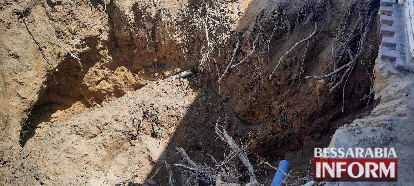 «Земля ушла из-под ног»: в центре Аккермана провалилась почва