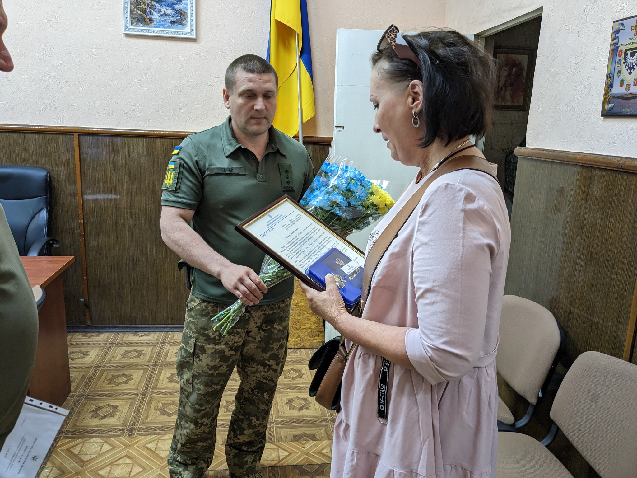 Нагороду передали дружині Героя: у Білгороді-Дністровському за мужність і героїзм вшанували загиблого Захисника Павла Ясіненка