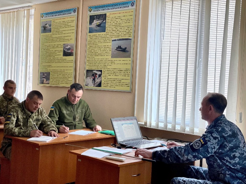 В Измаиле военнослужащих нескольких пограничных отрядов научили управлять пограничными катерами и вязать морские узлы