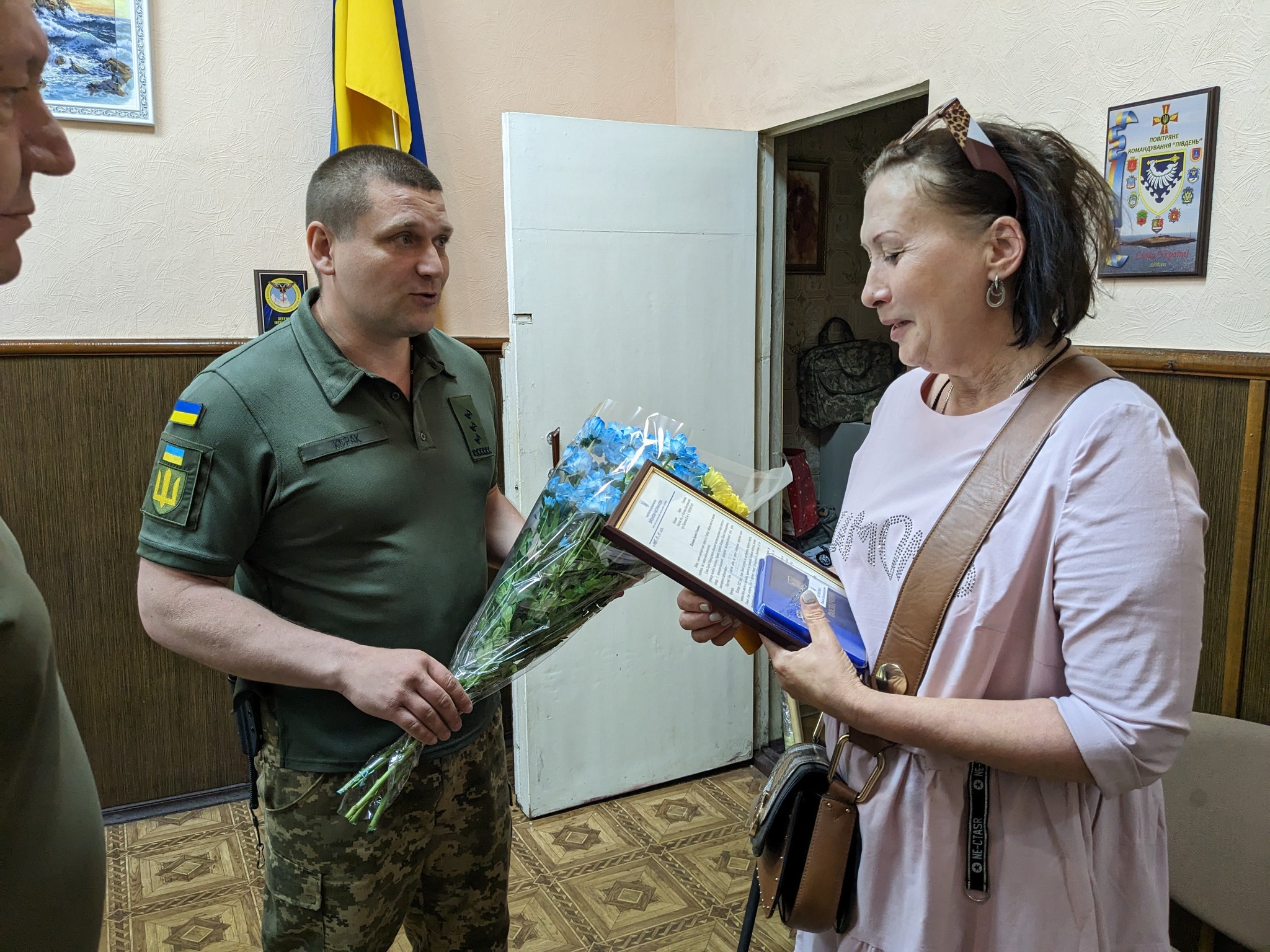 Нагороду передали дружині Героя: у Білгороді-Дністровському за мужність і героїзм вшанували загиблого Захисника Павла Ясіненка