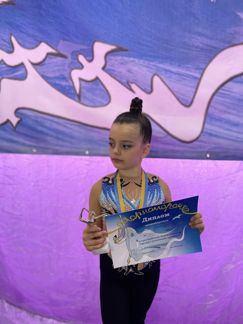 Семилетняя девочка, потерявшая в прошлом году ногу в результате ракетного удара по Заливу, заняла I место в соревнованиях по художественной гимнастике.