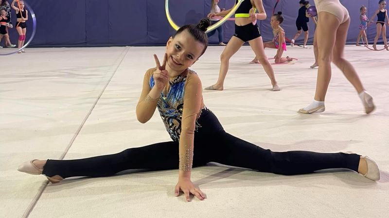 Семирічна дівчинка, яка торік втратила ногу внаслідок ракетного удару по Затоці, зайняла I місце у змаганнях з художньої гімнастики