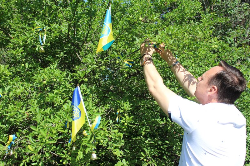 Колокольчики - как голоса: Сафьяновская община почтила память убитых россией украинских детей молебнами в храмах и колокольчиками на деревьях