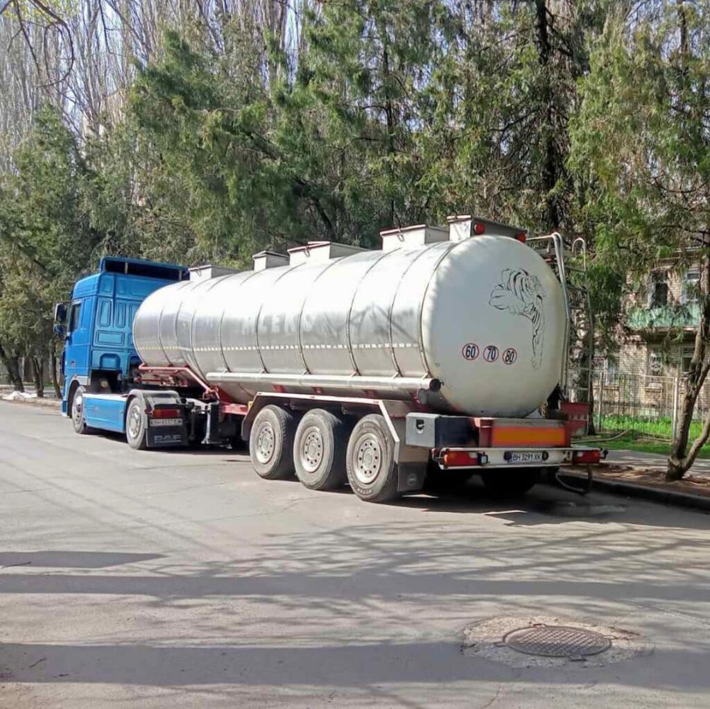 Бутилированная вода, продуктовые наборы и спецоборудование: Одесская область продолжает помогать пострадавшим от подрыва Каховской ГЭС