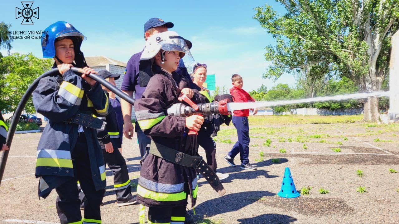 У Татарбунарах підлітки на швидкість гасили умовний вогонь