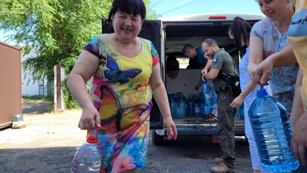 В Аккермані продовжують збирати бутильовану воду для жителів Херсонщини: до ініціативи долучилися держслужбовці
