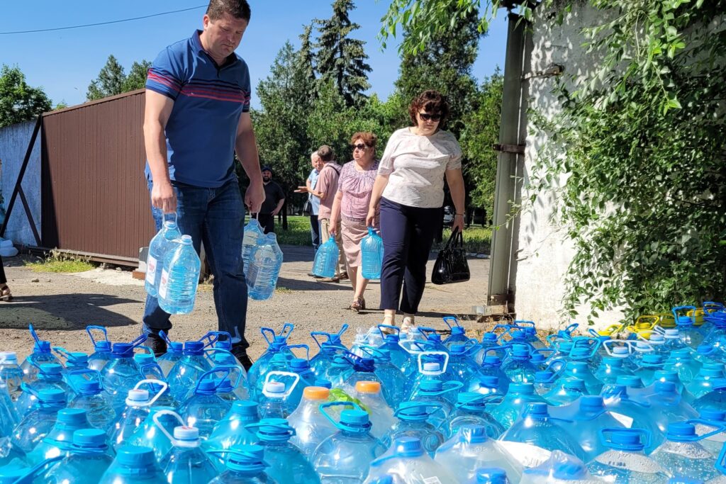 В Аккермані продовжують збирати бутильовану воду для жителів Херсонщини: до ініціативи долучилися держслужбовці