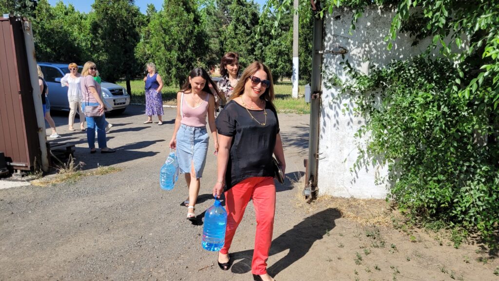 В Аккермані продовжують збирати бутильовану воду для жителів Херсонщини: до ініціативи долучилися держслужбовці