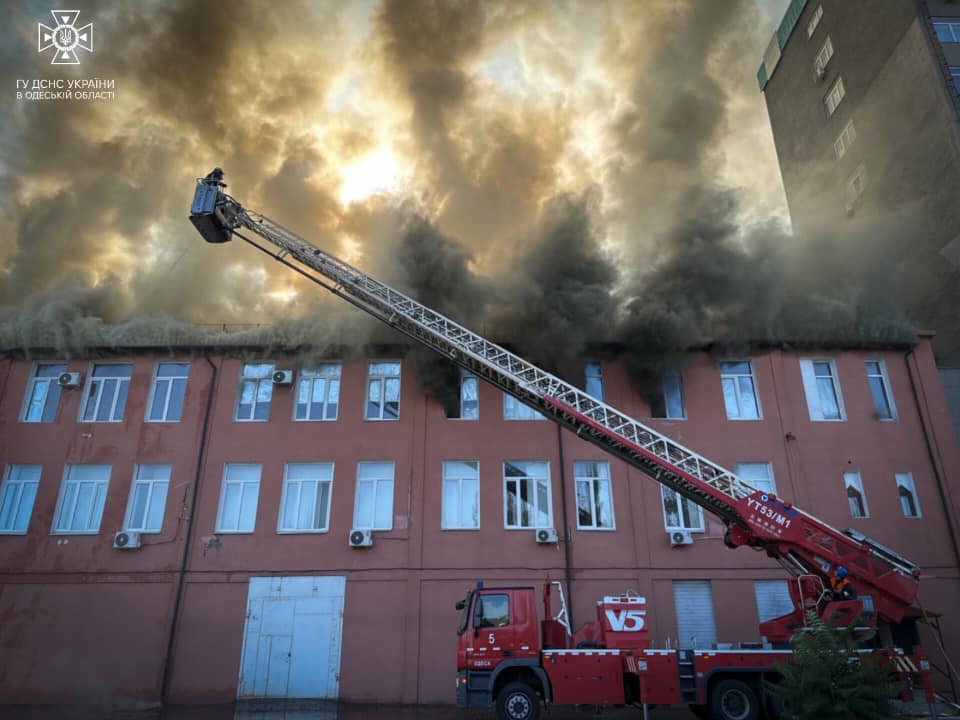 Понад 70 рятувальників боролись з вогнем в триповерховій будівлі одного з одеських заводів