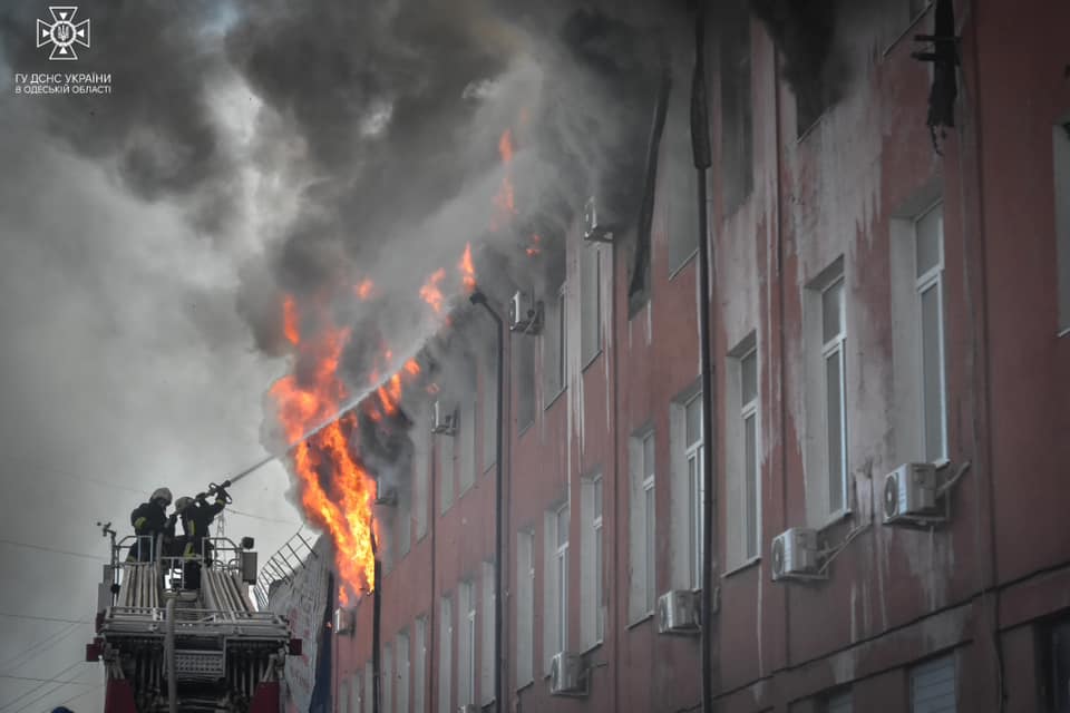 Понад 70 рятувальників боролись з вогнем в триповерховій будівлі одного з одеських заводів