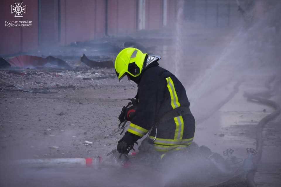 Понад 70 рятувальників боролись з вогнем в триповерховій будівлі одного з одеських заводів