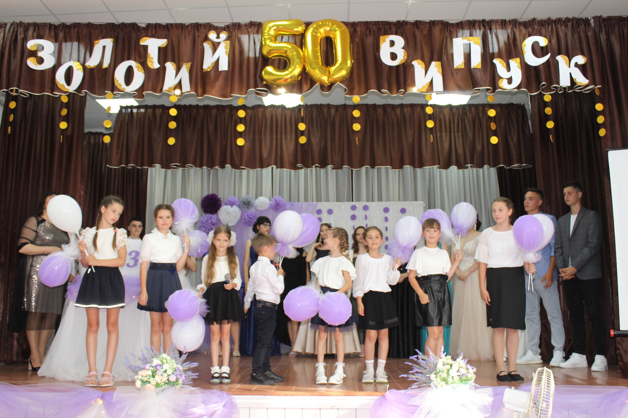 Юбиляры Сафьяновской школы: во взрослую жизнь отпустили 50-й золотой выпуск