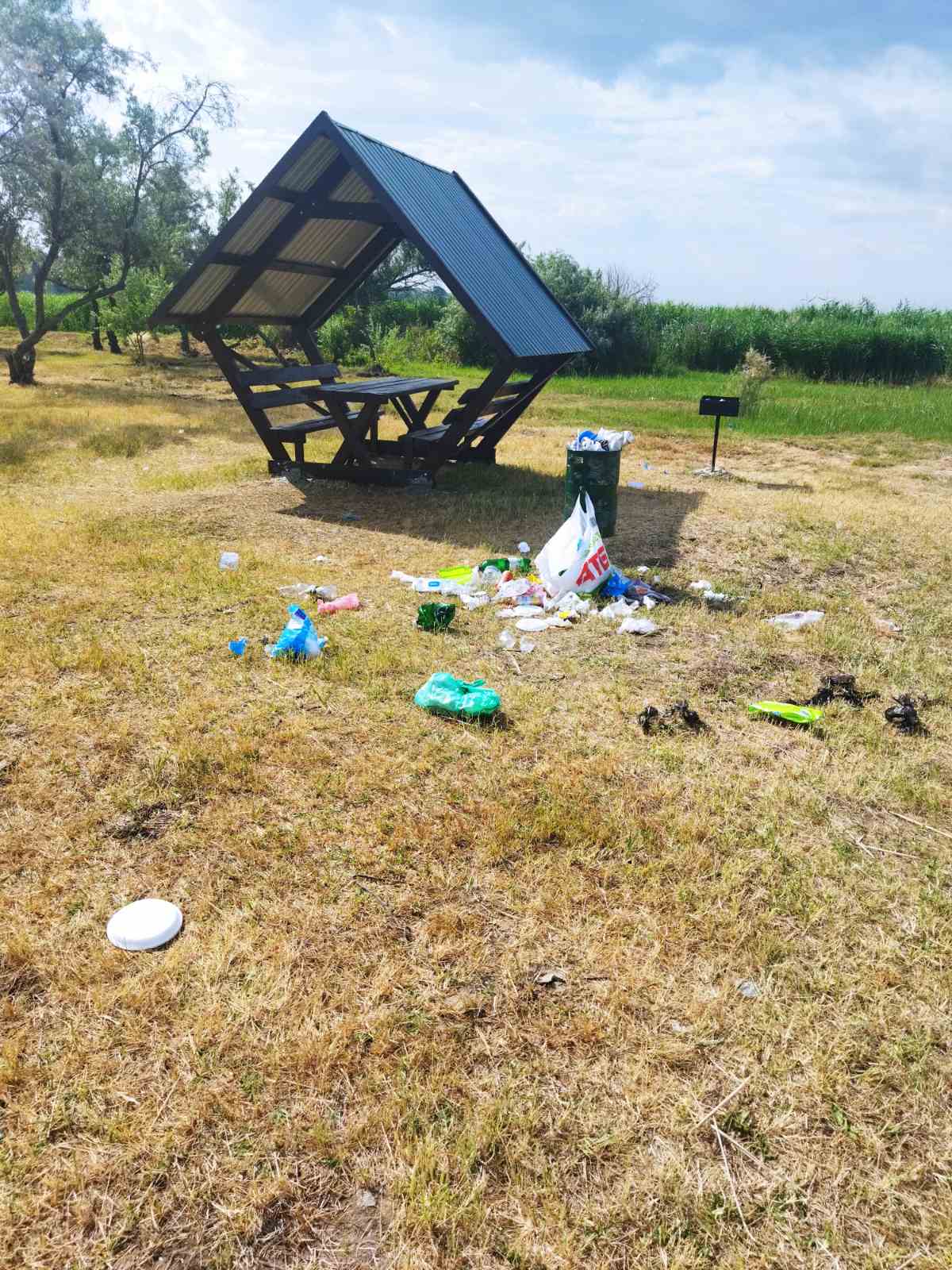 На Болградщині "культурні" відпочивальники у нових зонах відпочинку залишили після себе гори сміття