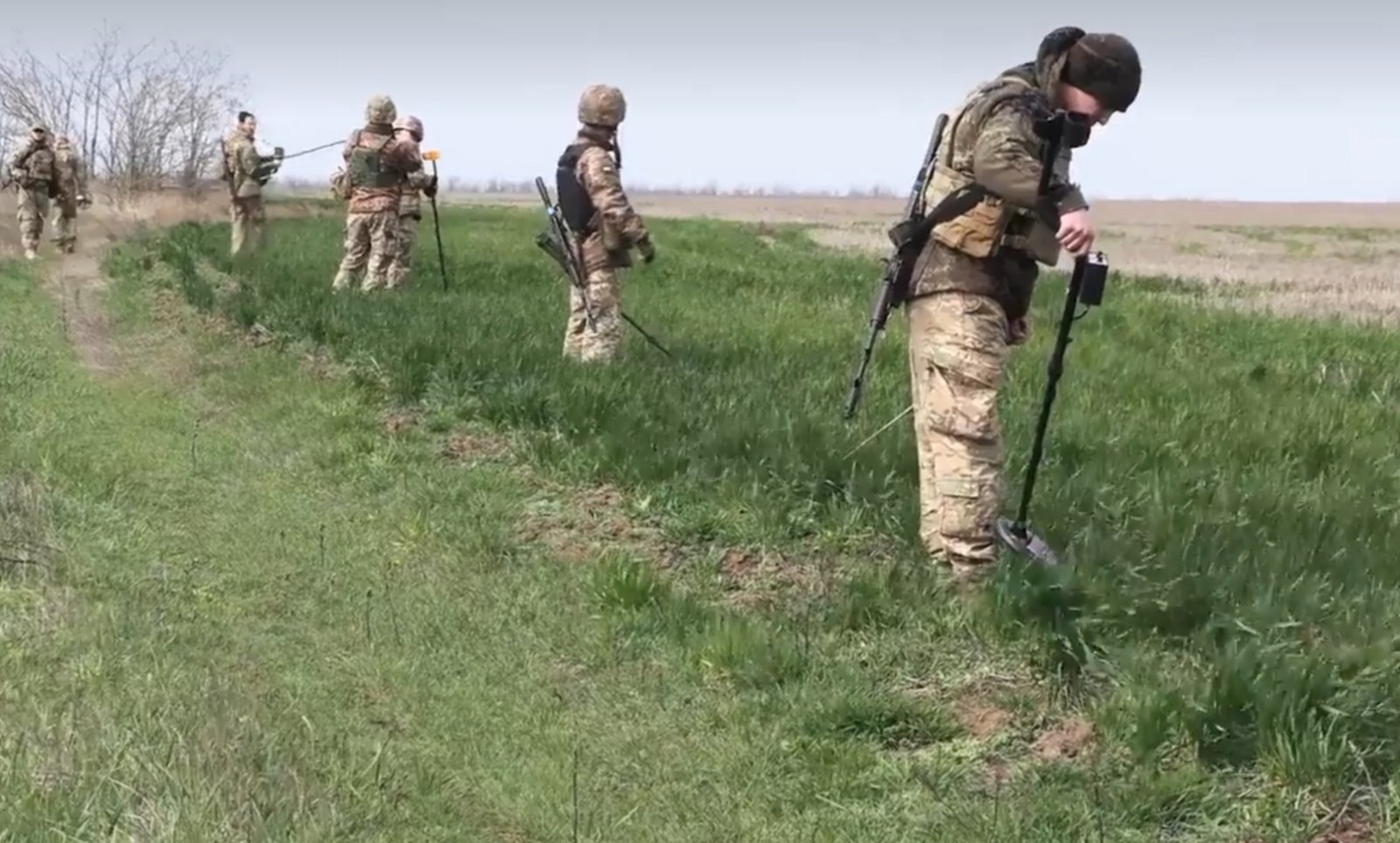 Херсонських фермерів попереджають про небезпеку: окрема бригада з Одещини знешкоджує заміновані поля