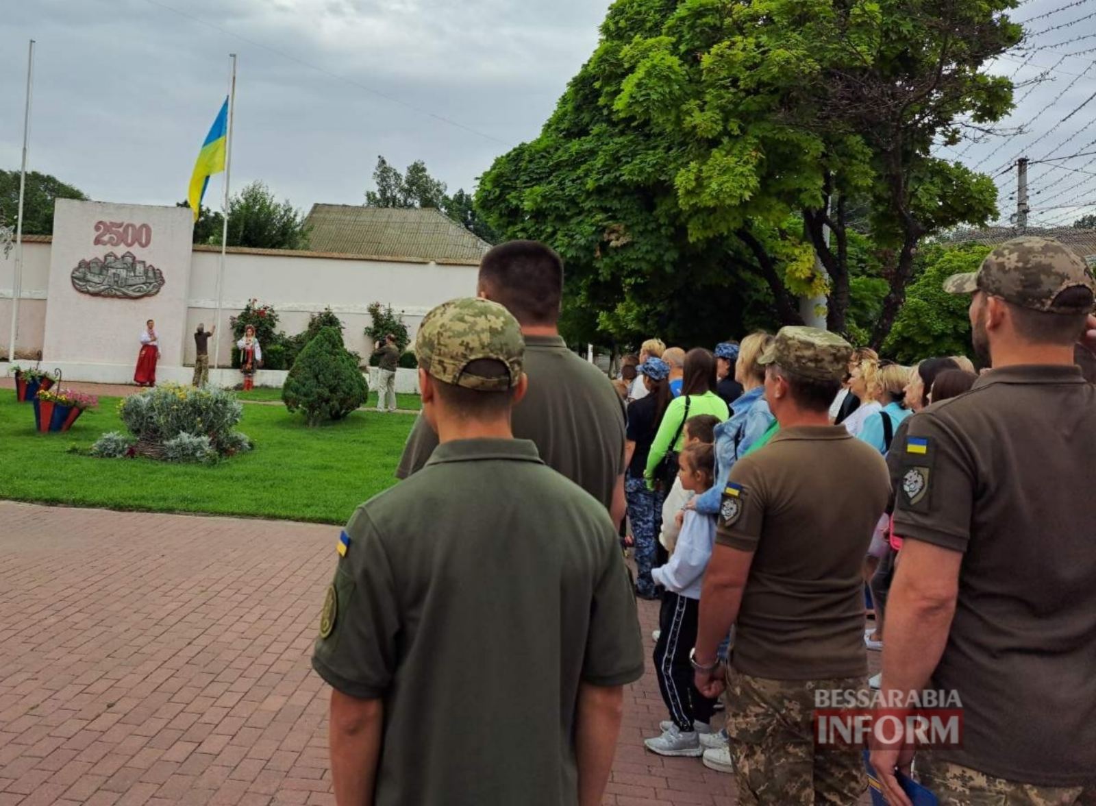 Жовто-блакитна квітка України знову розцвіла в Аккермані: на головній площі міста відзначили День Конституції